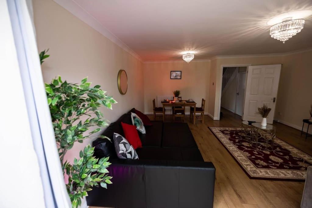3 Bedrooms House-sofabed-parking-bbqstove-garden * Londra